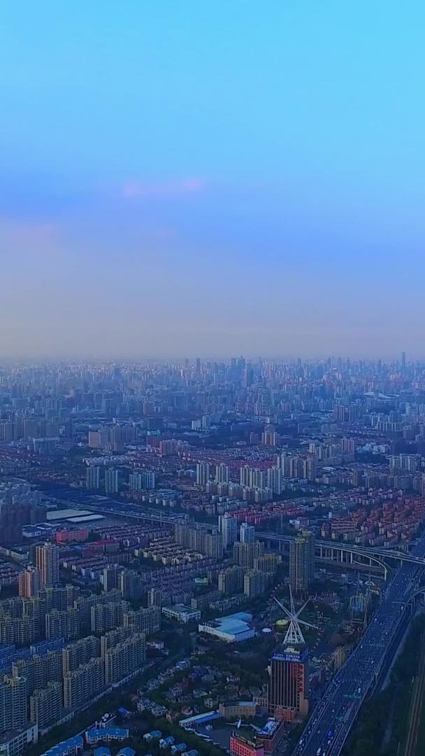 早晨城市天际航拍视频的预览图