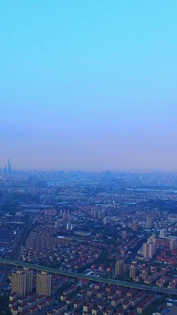 早晨城市天际航拍视频的预览图