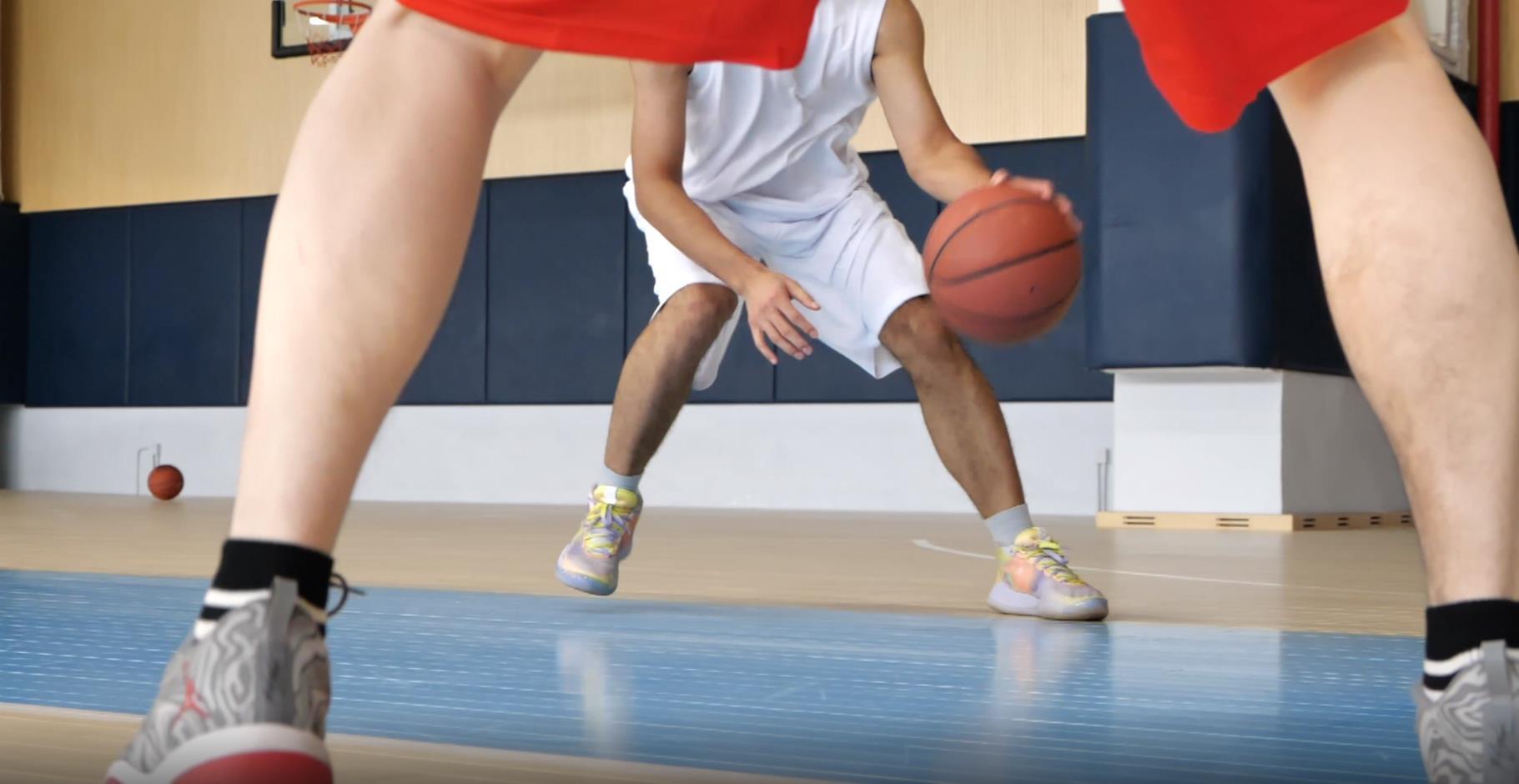 篮球运动员运球突破视频的预览图