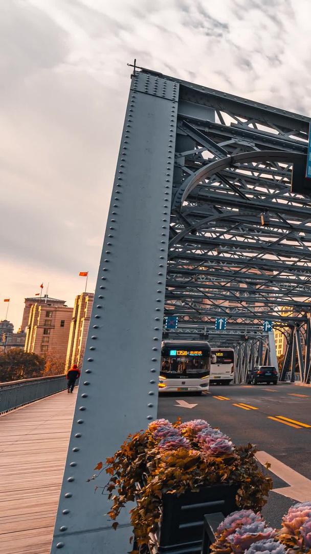震撼推迟上海地标外白渡桥夕阳云彩车流视频的预览图