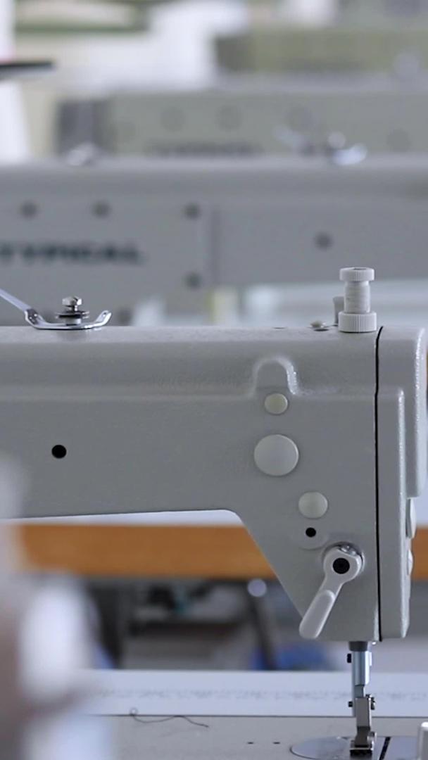 缝纫机厂流水线静态推拉镜头素材视频的预览图