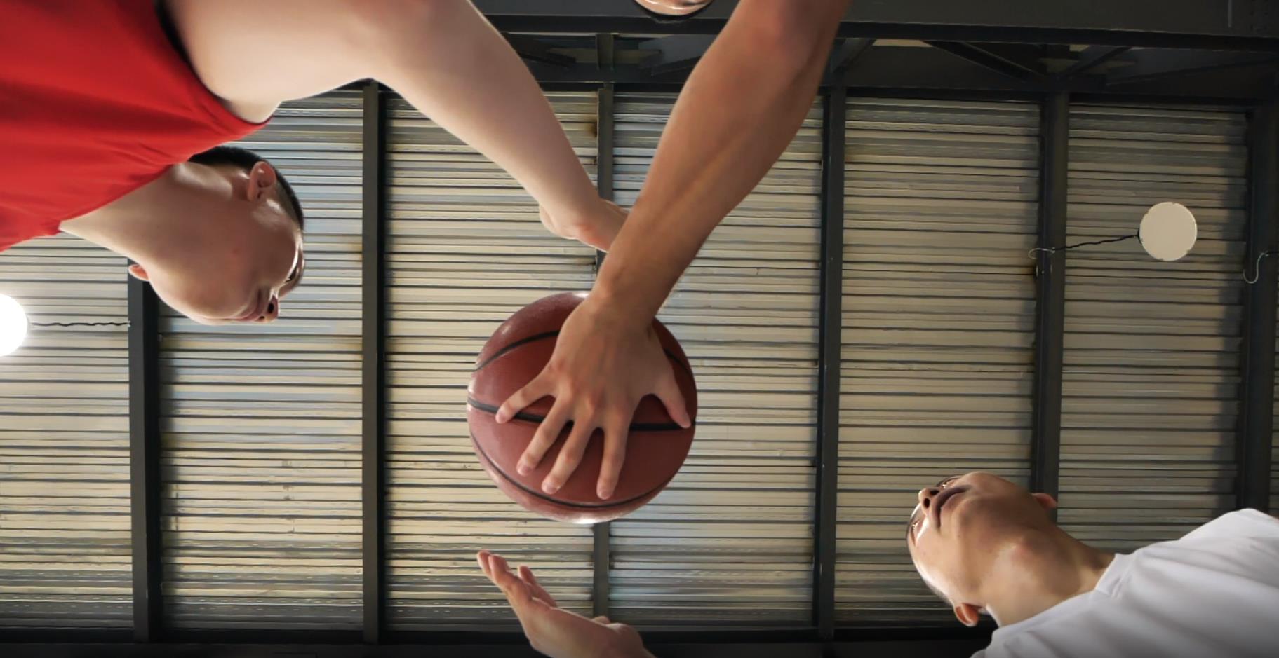 篮球跳球争球视频的预览图