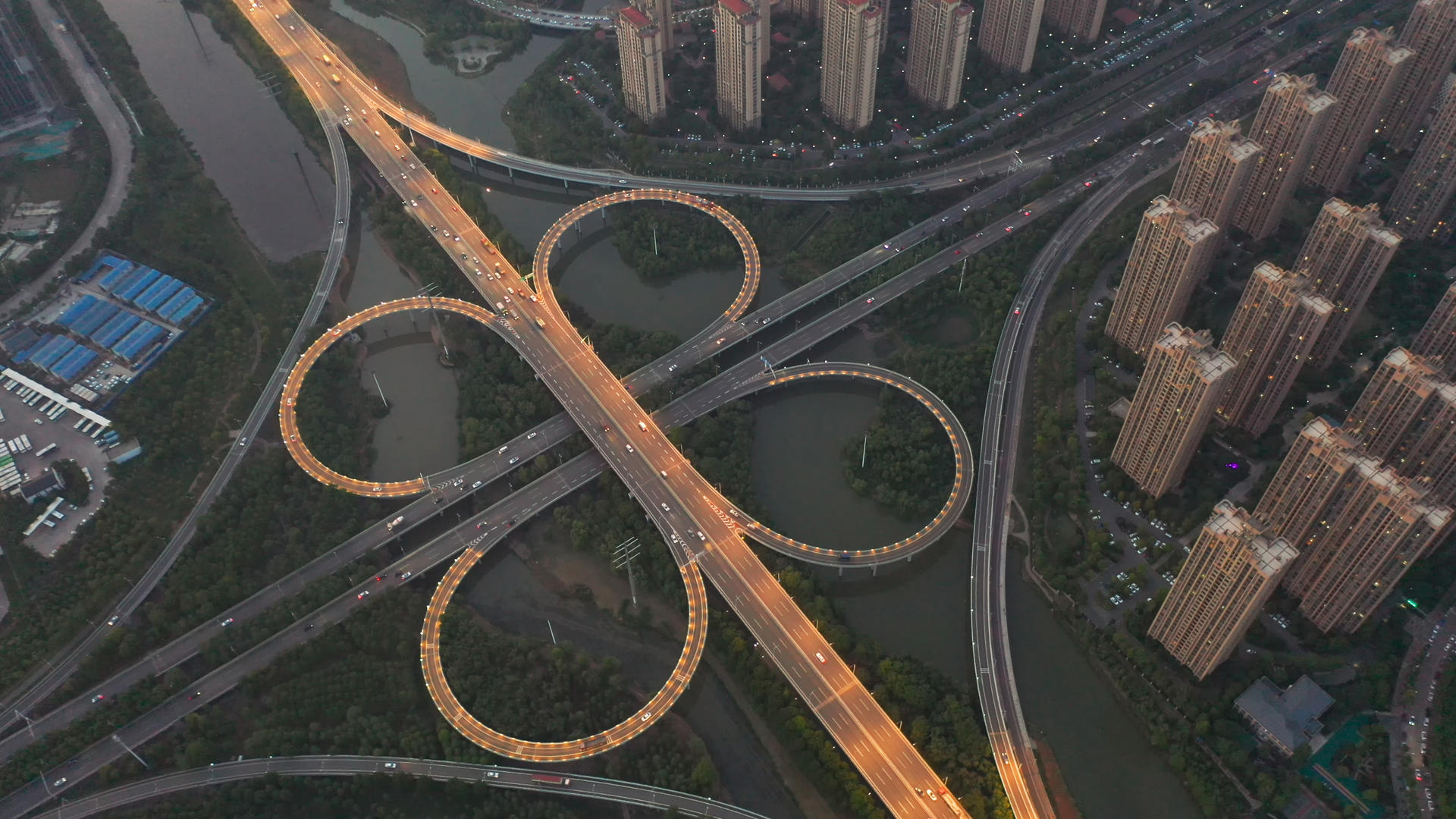 航拍城市风光中国结形状的高架桥立交桥立体交通4k夜景素材视频的预览图