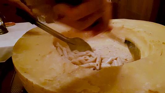 意大利面在奶酪轮中烹饪视频的预览图