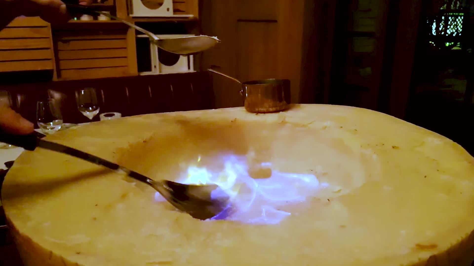 在花岗面包机里烤意大利面视频的预览图