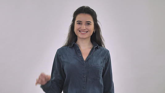 女性微笑的表演标志视频的预览图
