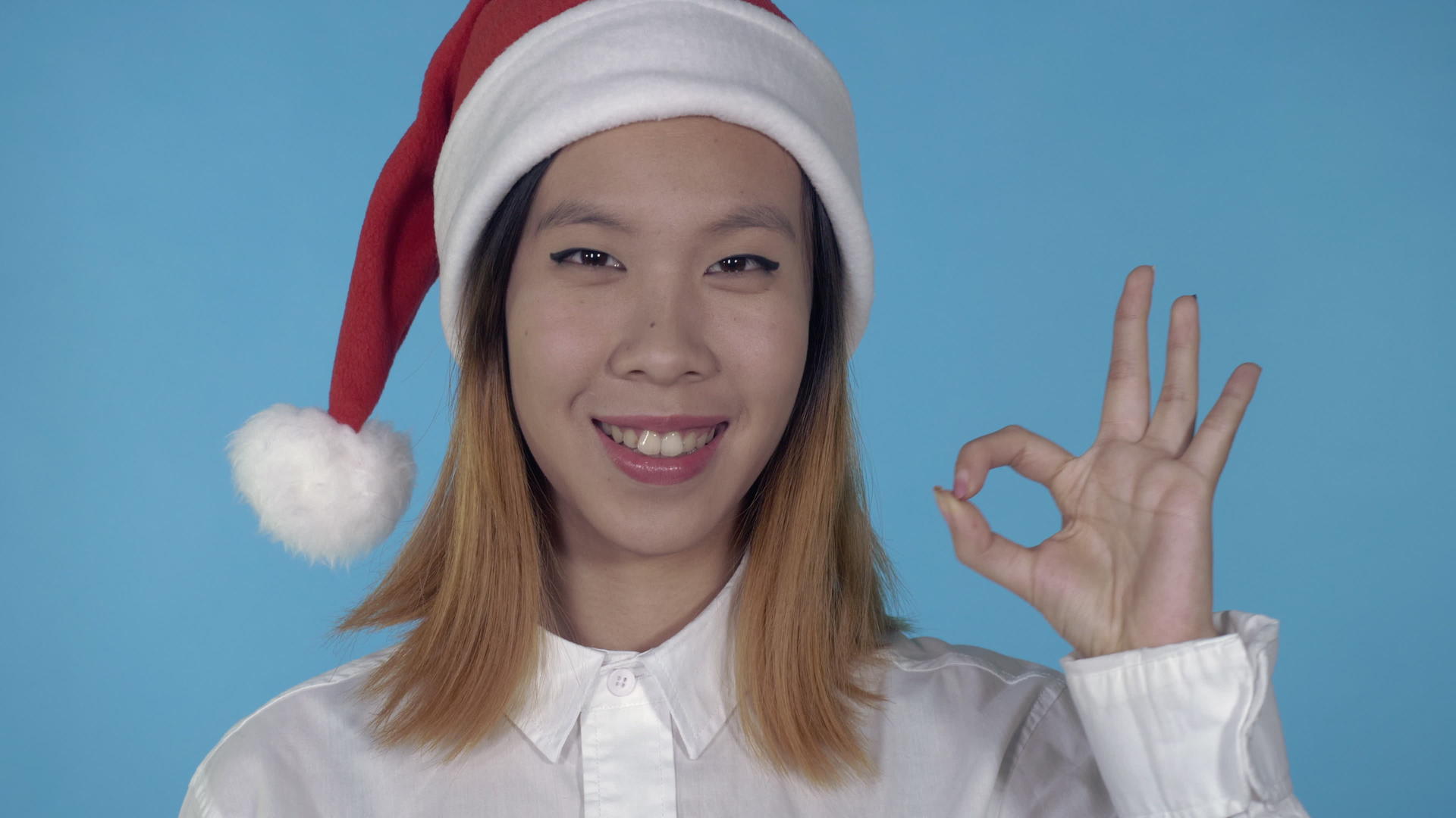 美丽的韩国女孩的圣诞手势OK视频的预览图