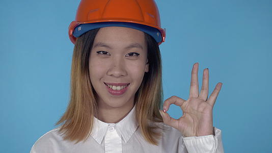 美丽的韩国建筑工人表现出良好的手势视频的预览图