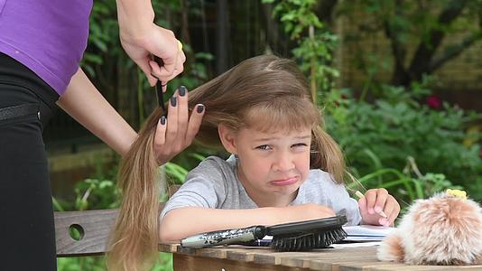 母亲用长发梳理女儿的头发是非常痛苦的视频的预览图