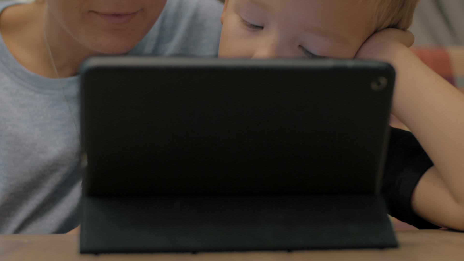 母亲和儿子玩平板电脑视频的预览图