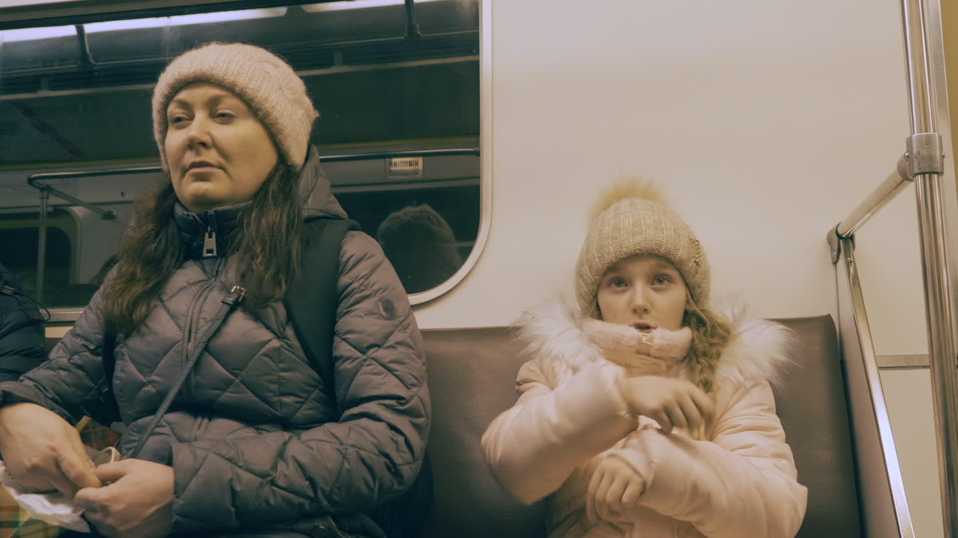 母亲和女儿上了地铁疲惫的女孩在跳舞然后睡着了视频的预览图