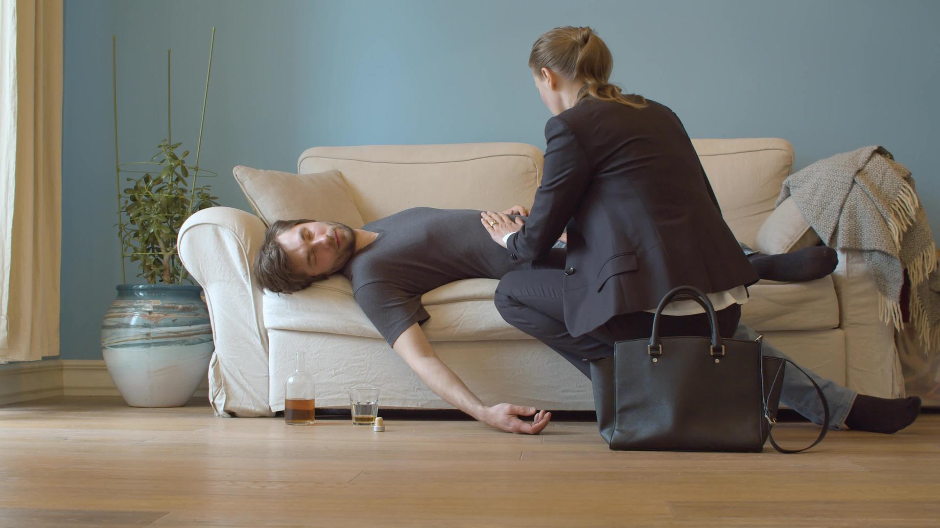 醉醺醺地睡着的男人和他的妻子视频的预览图