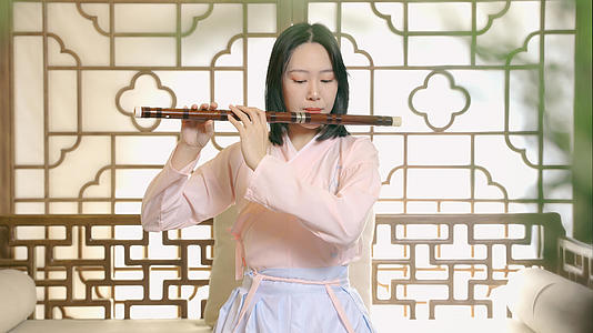 4K美女吹奏表演乐器笛子视频的预览图
