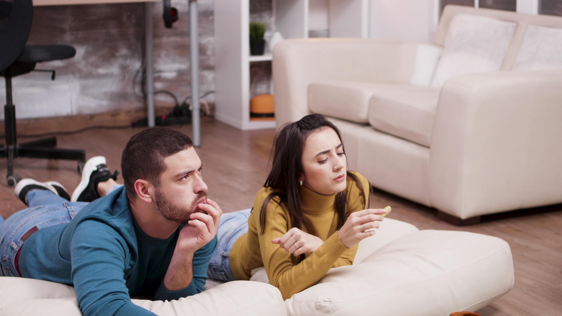 丈夫和妻子坐在地板上的年轻夫妇视频的预览图