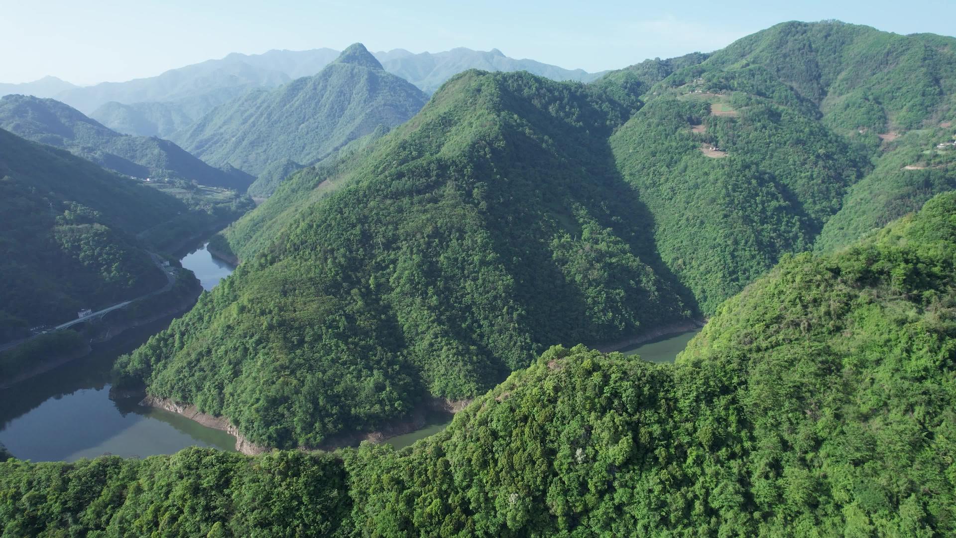 自然风光4K秦巴山脉航拍视频视频的预览图