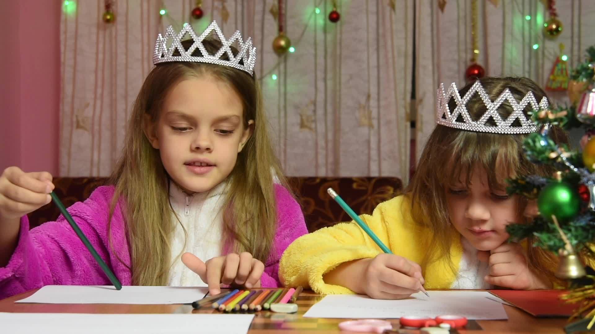 两个女孩在桌子上画画很有趣其中一个选择了他们想要的彩色铅笔视频的预览图