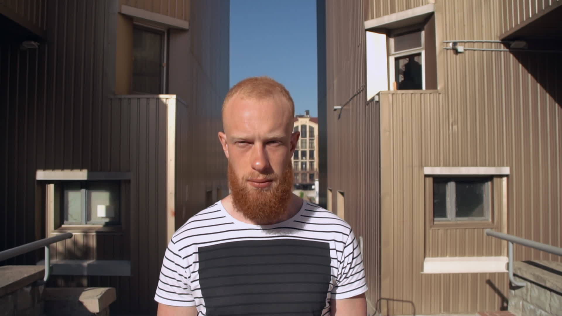 红头发和胡子的家伙在户外散步视频的预览图