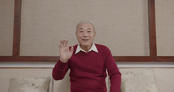 春节视频通话打招呼的老年人视频的预览图