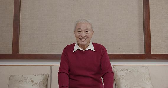 春节视频通话的老年人视频的预览图