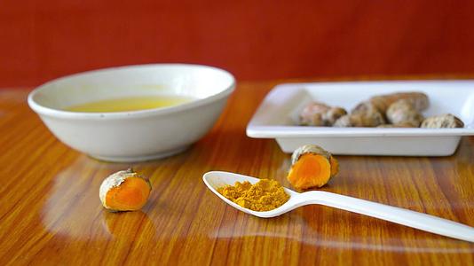 纯姜黄Haldi减少粉汤匙抗炎和抗氧化食物的食谱背景以减少视频的预览图