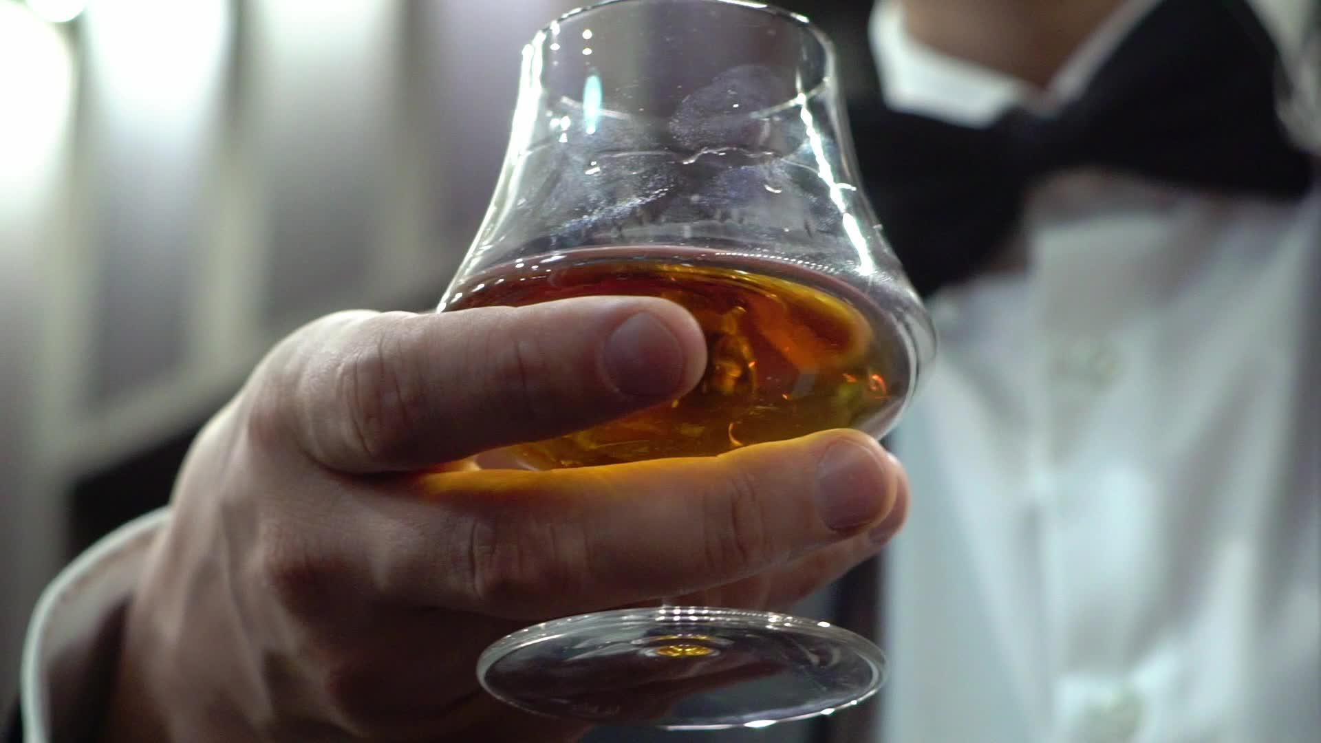 男人喝威士忌视频的预览图