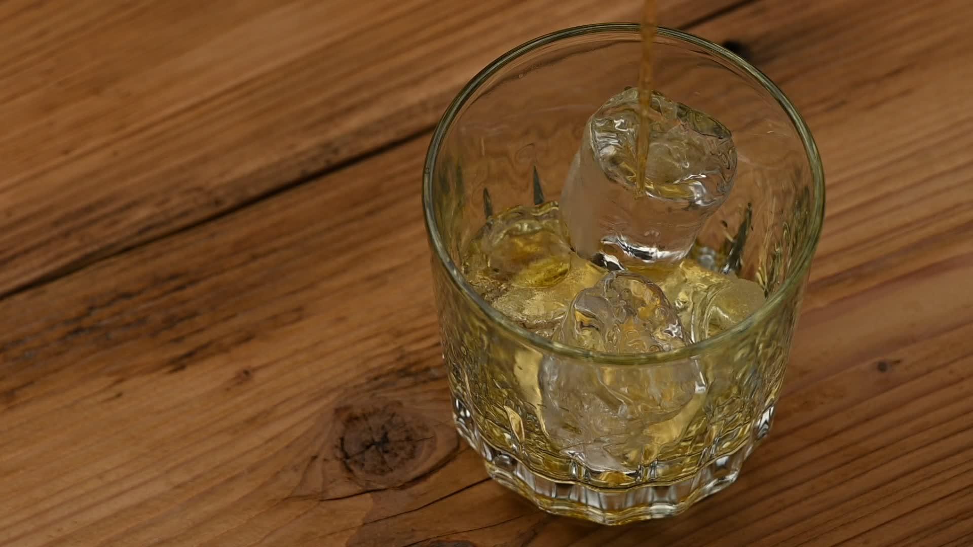 把威士忌倒在冰上玻璃晶体视频的预览图