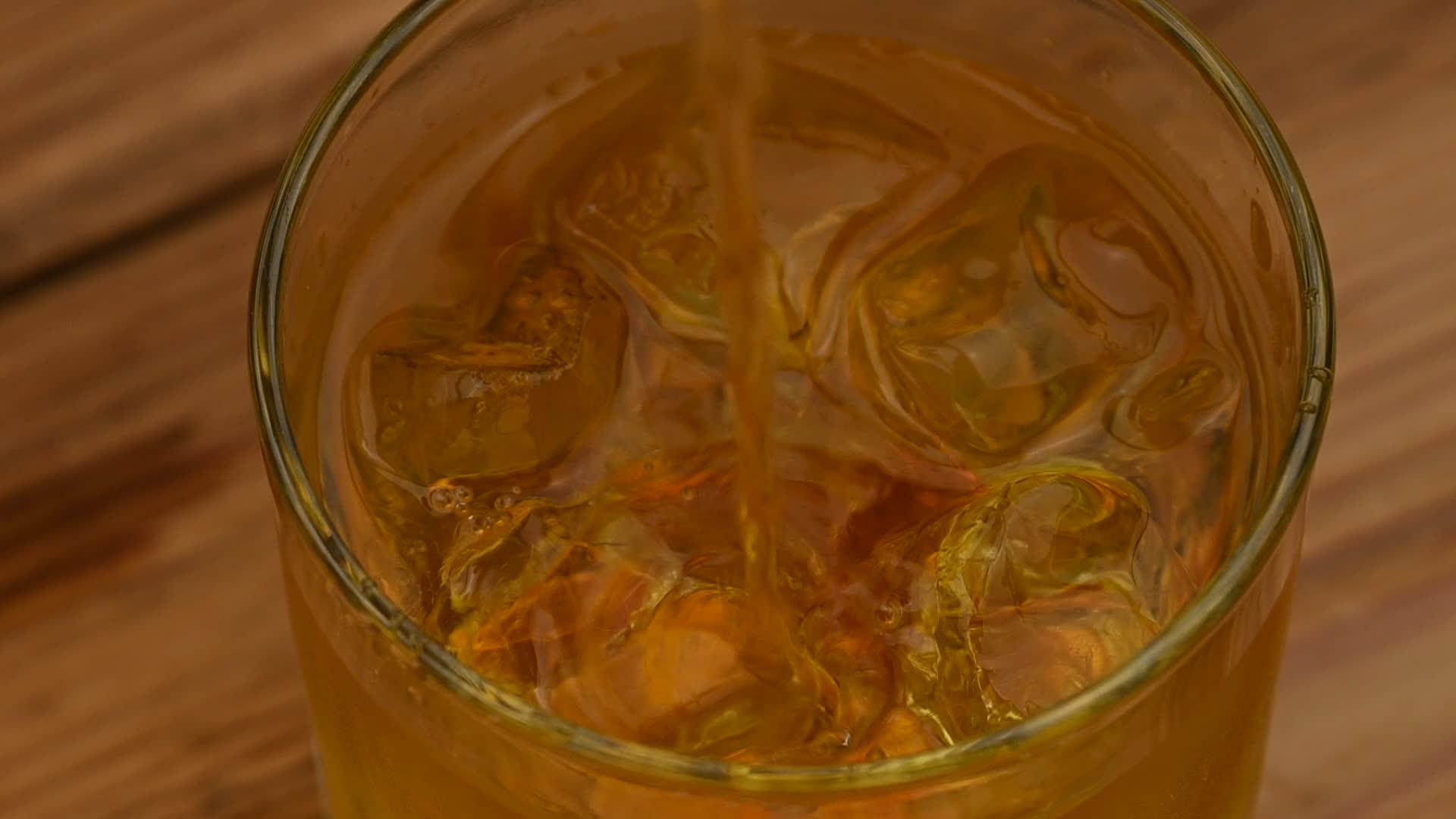 把威士忌倒在冰上玻璃晶体视频的预览图