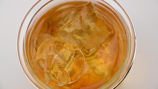 威士忌玻璃的顶部视图有冰块旋转视频的预览图