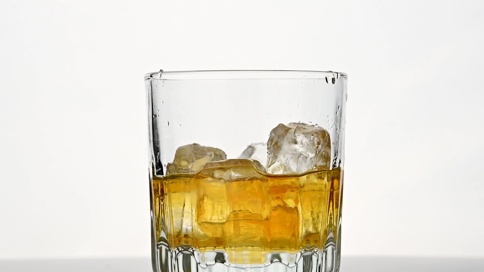 威士忌杯里倒立方体冰视频的预览图
