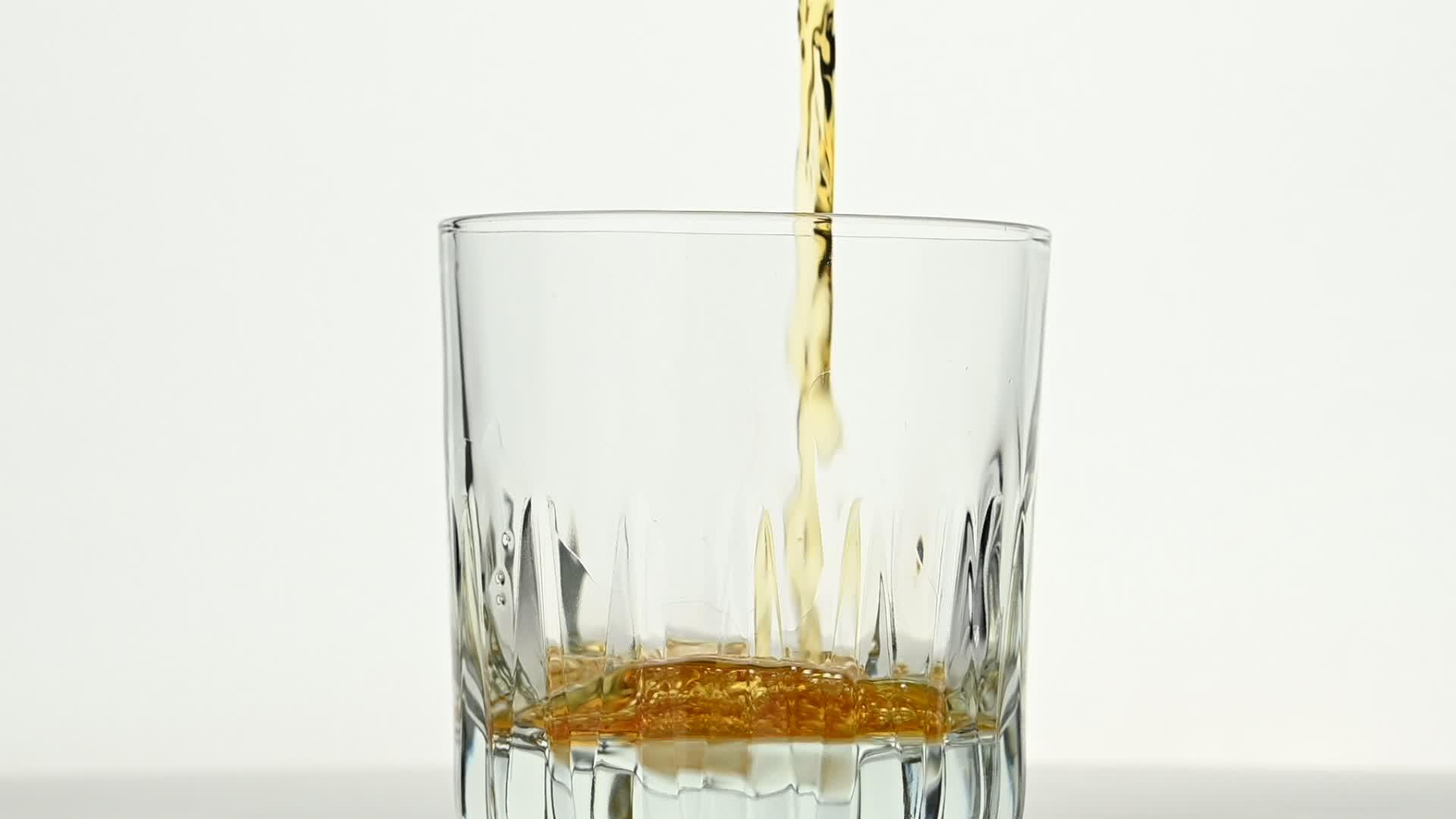 将威士忌倒入白色玻璃杯中视频的预览图