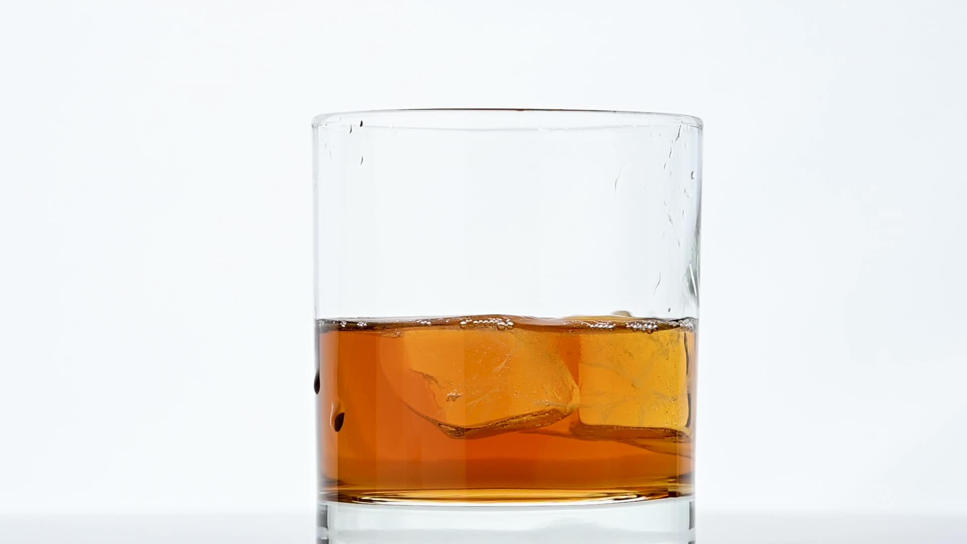 冰雪立方体倒入威士忌杯而不是白色视频的预览图