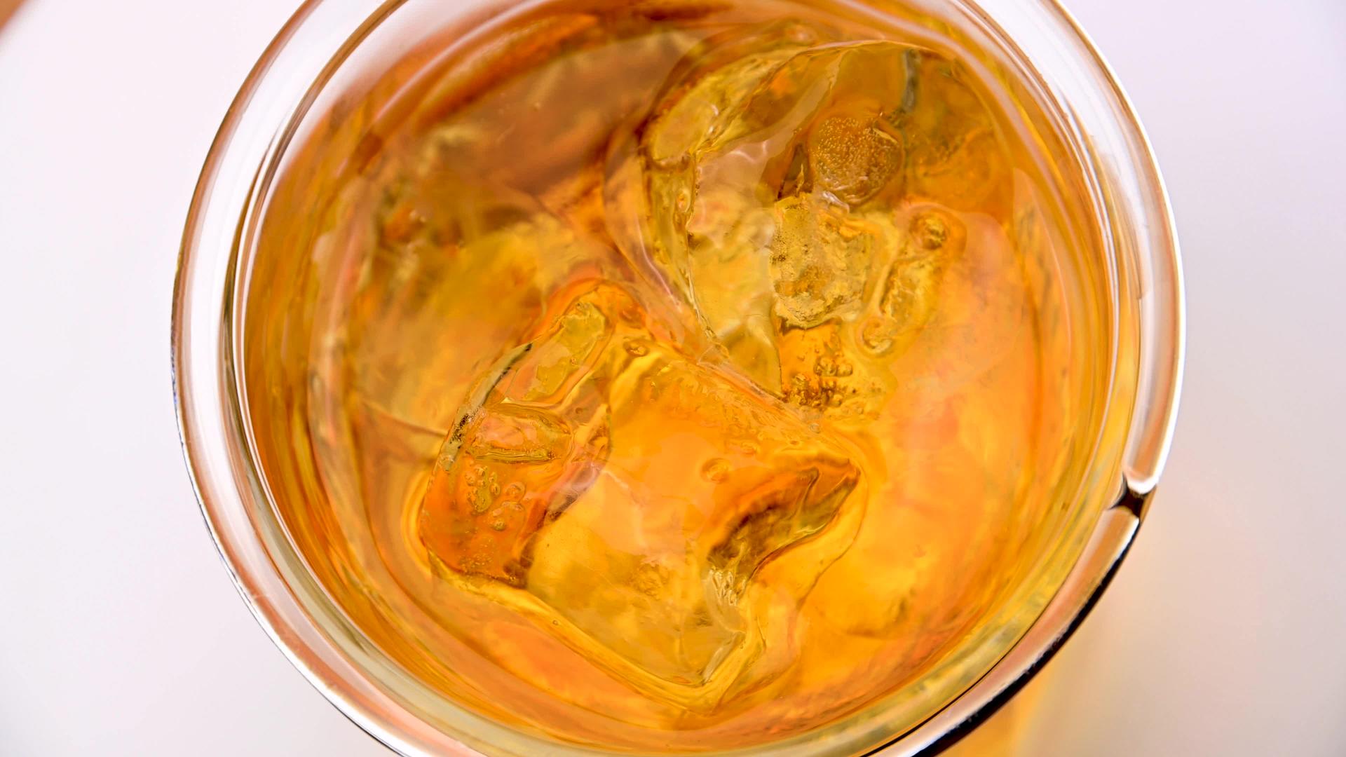 威士忌玻璃的顶部视图有冰块旋转视频的预览图