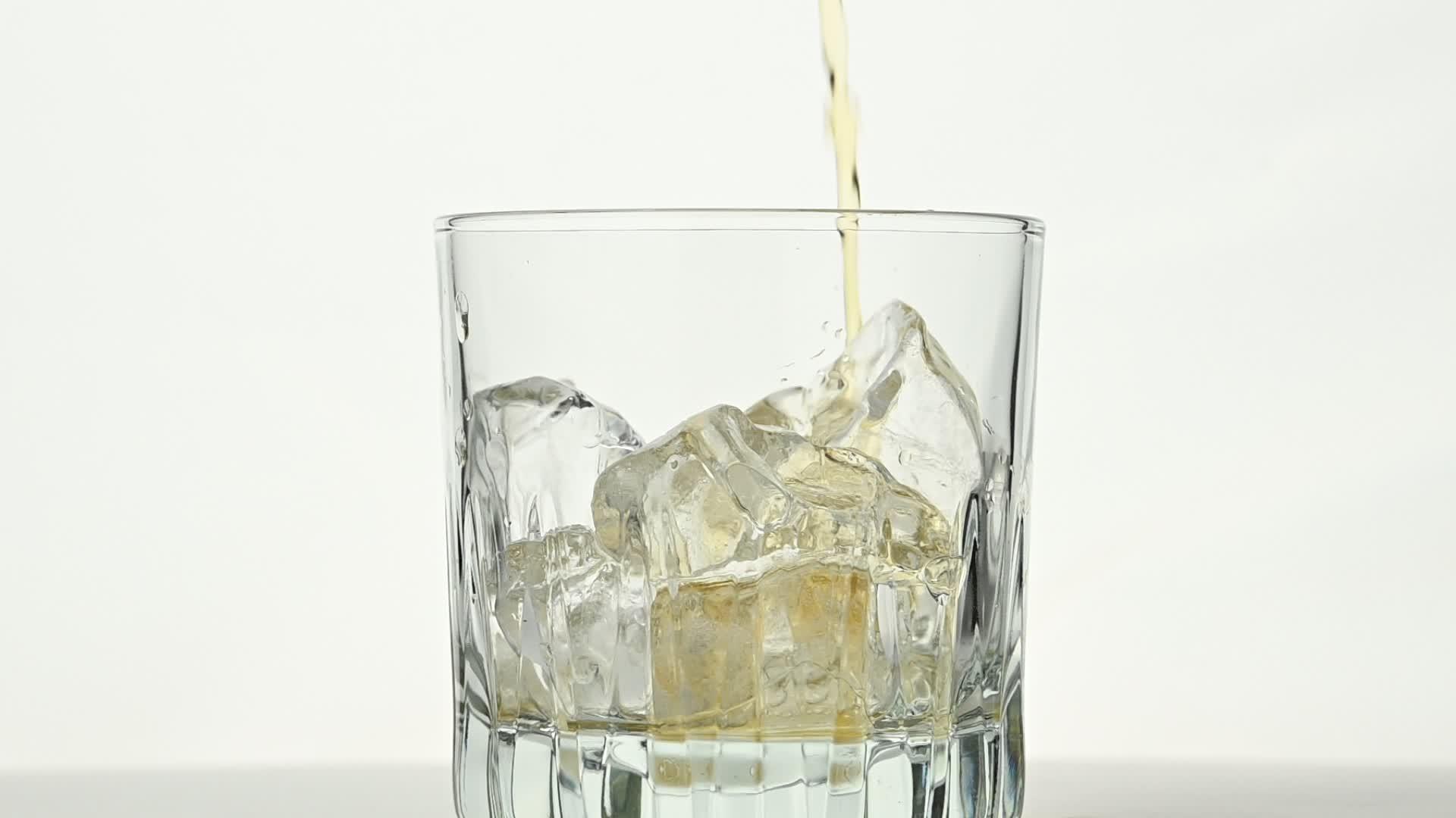 倒入白色玻璃杯中的饮用水视频的预览图