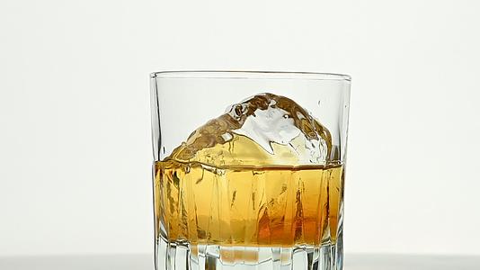 一块大冰石在威士忌杯里变成了白色视频的预览图