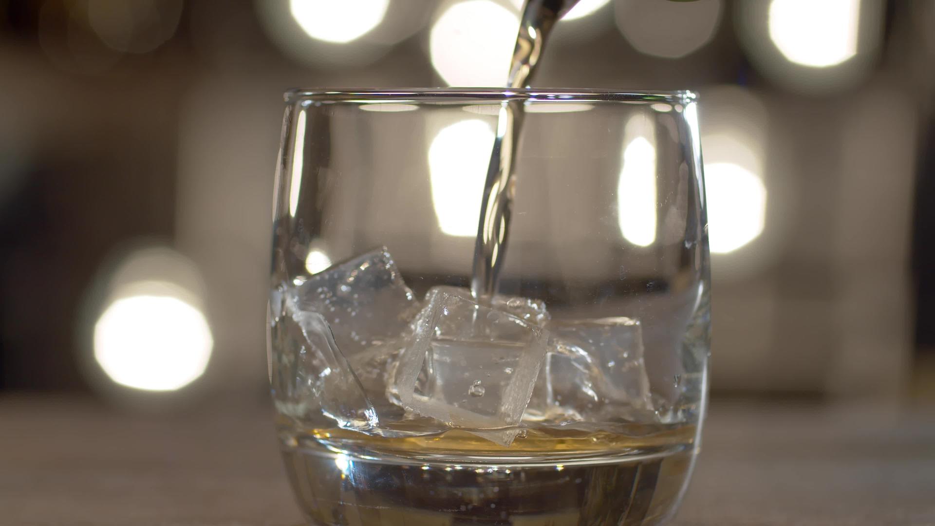 将威士忌倒入杯中视频的预览图