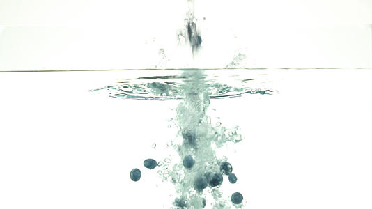 蓝莓落入水中视频的预览图