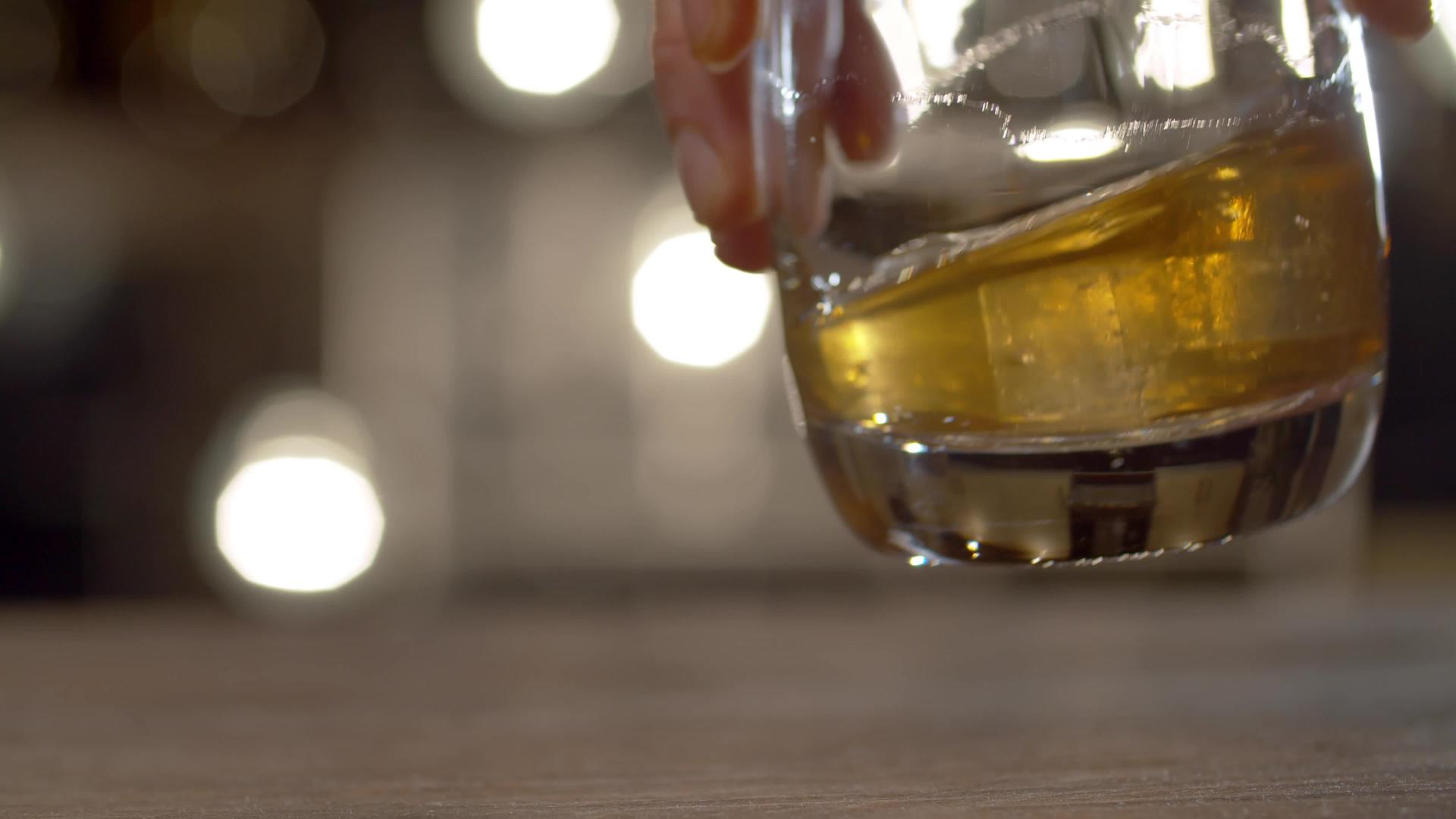 酒保手在杯子里搅拌威士忌视频的预览图