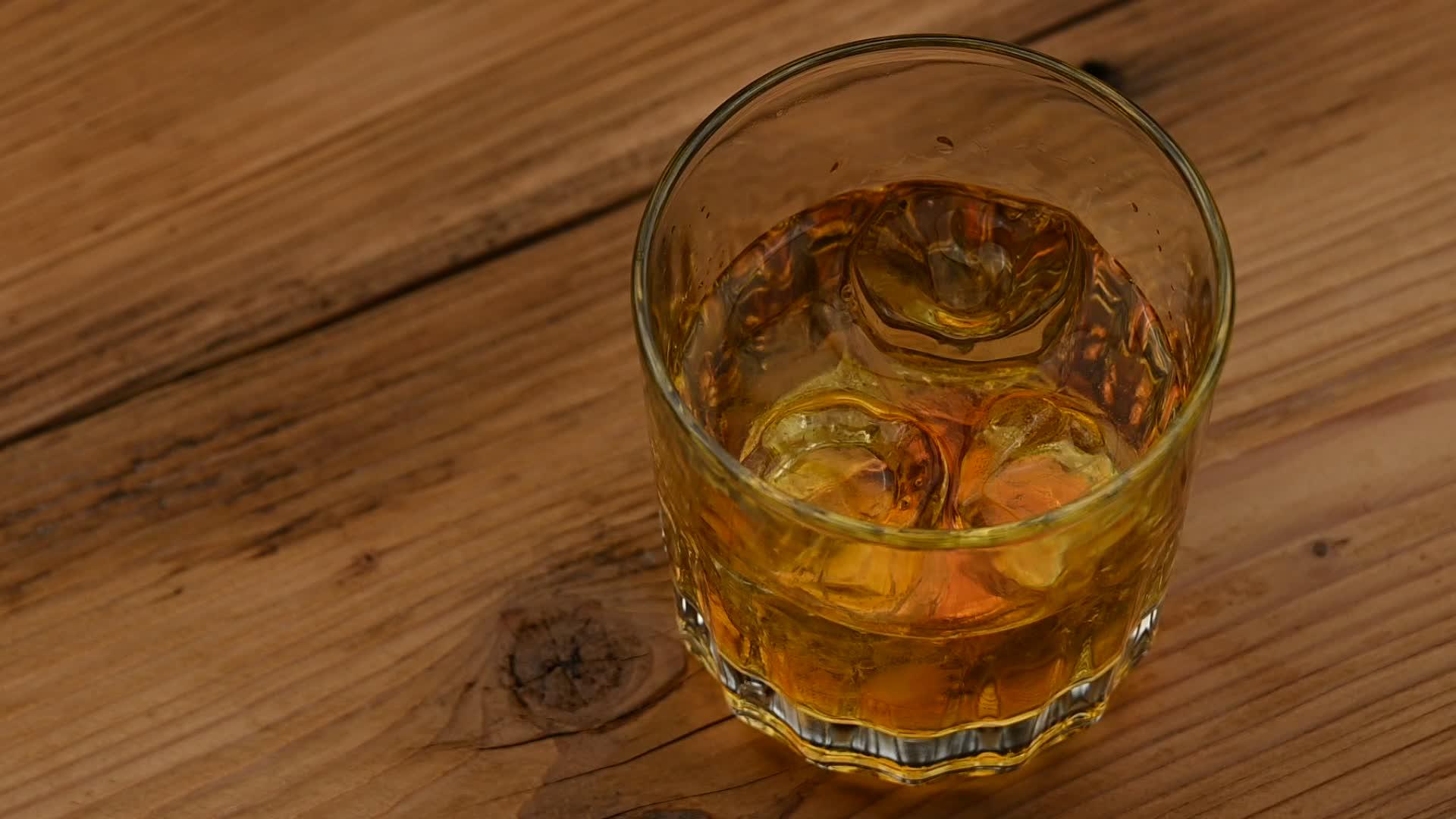 一杯威士忌桌上有冰块视频的预览图