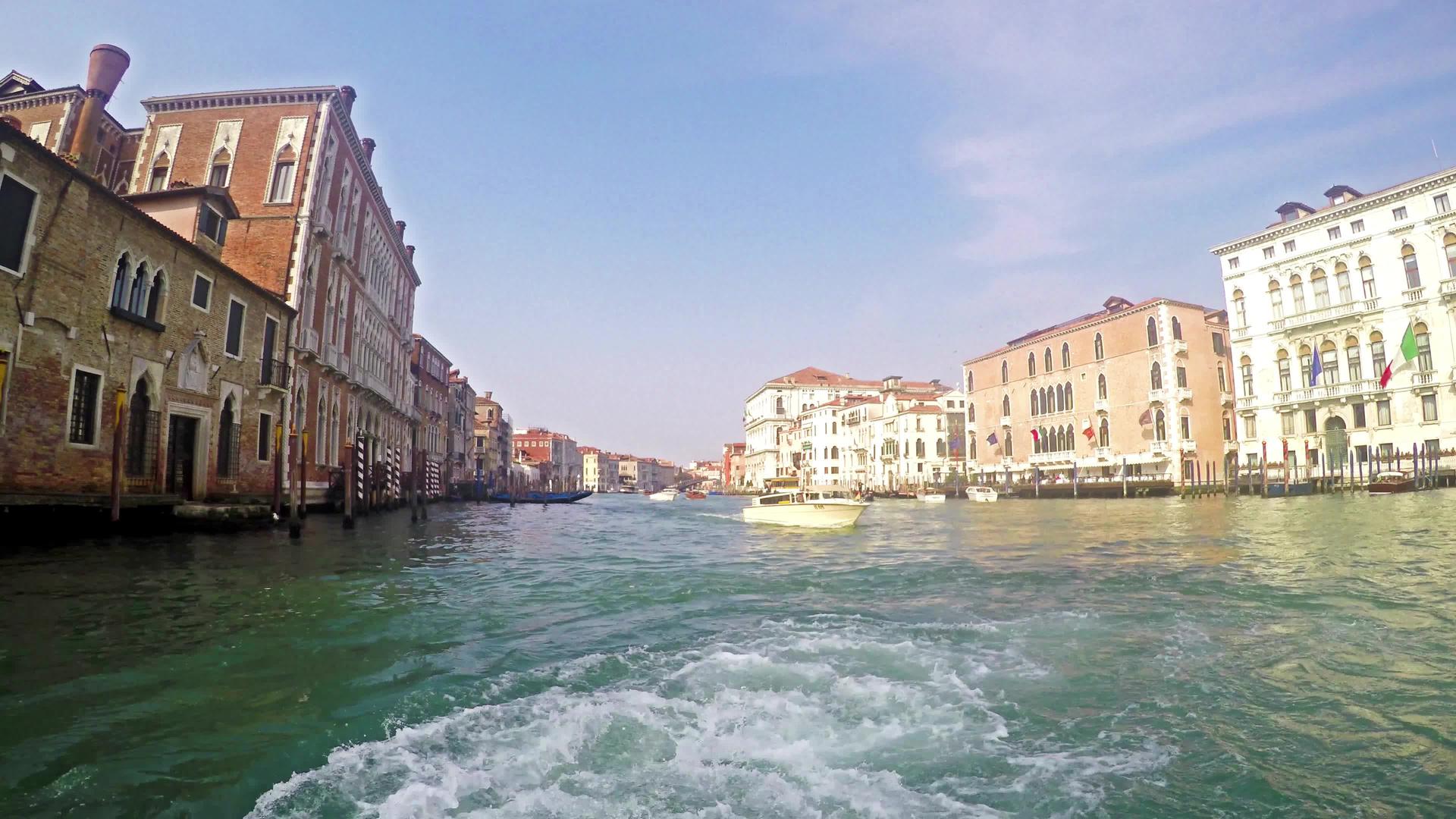 在Venice大频道骑着蒸发水流巴士的场景视频的预览图