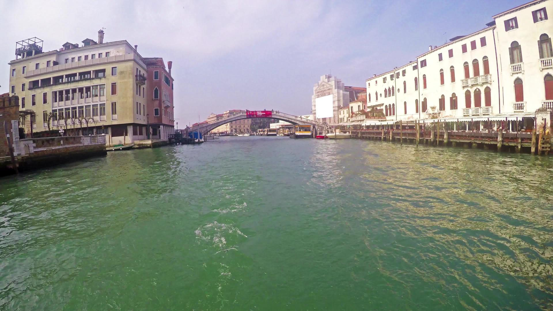 在Venice大频道骑着蒸发水流巴士的场景视频的预览图