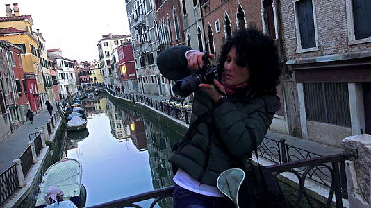 著名的女摄影师拍摄Venice动画和稳定相机镜头视频的预览图
