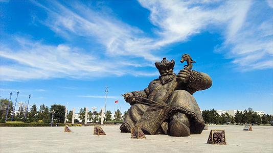 4k实拍北方城市广场上的蒙古族青年拉马头琴雕塑视频的预览图