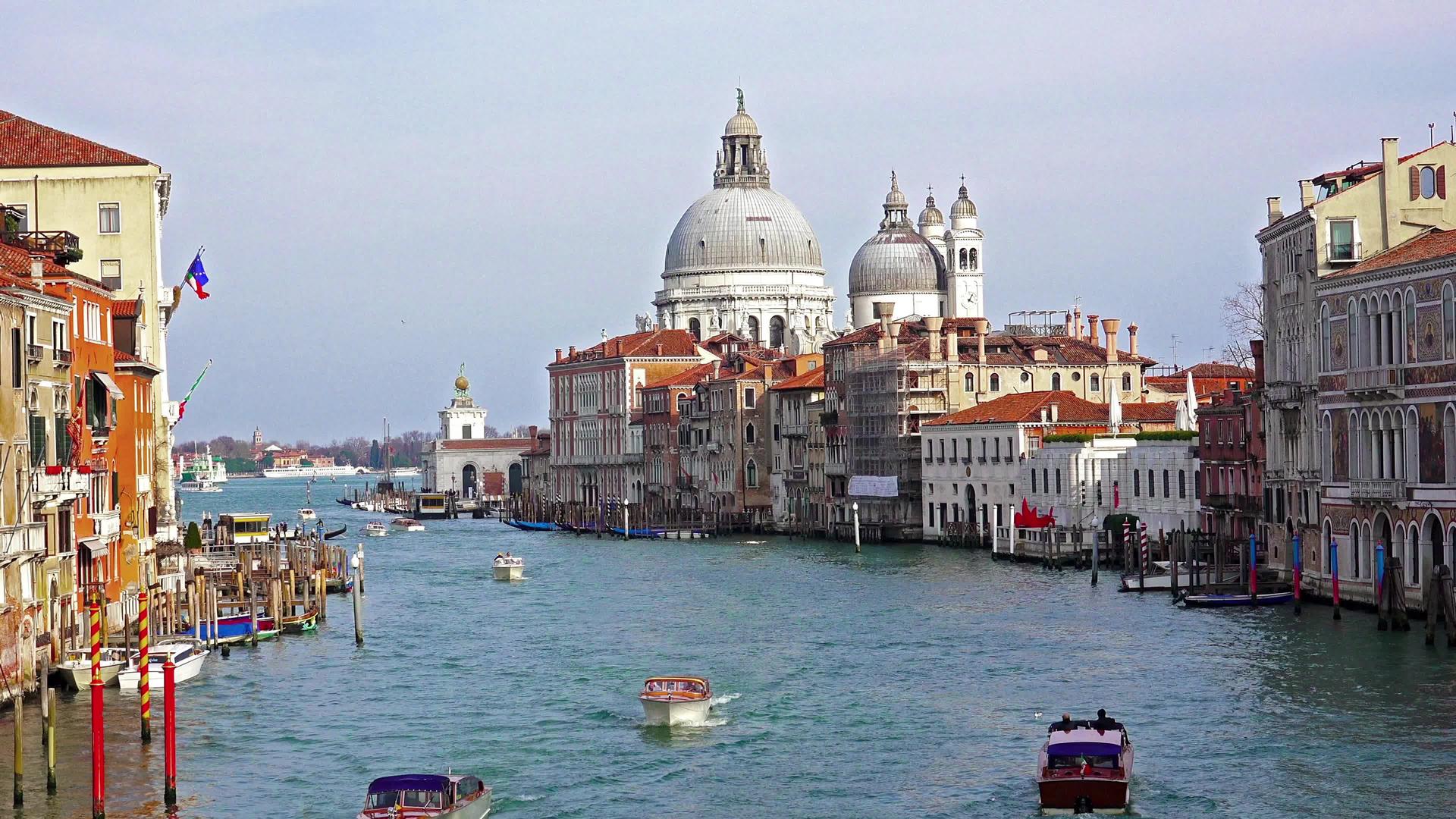 Venice从学士血清桥到漂浮在运河上的船只和背景视频的预览图