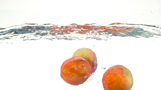 水蜜桃落入水中视频的预览图