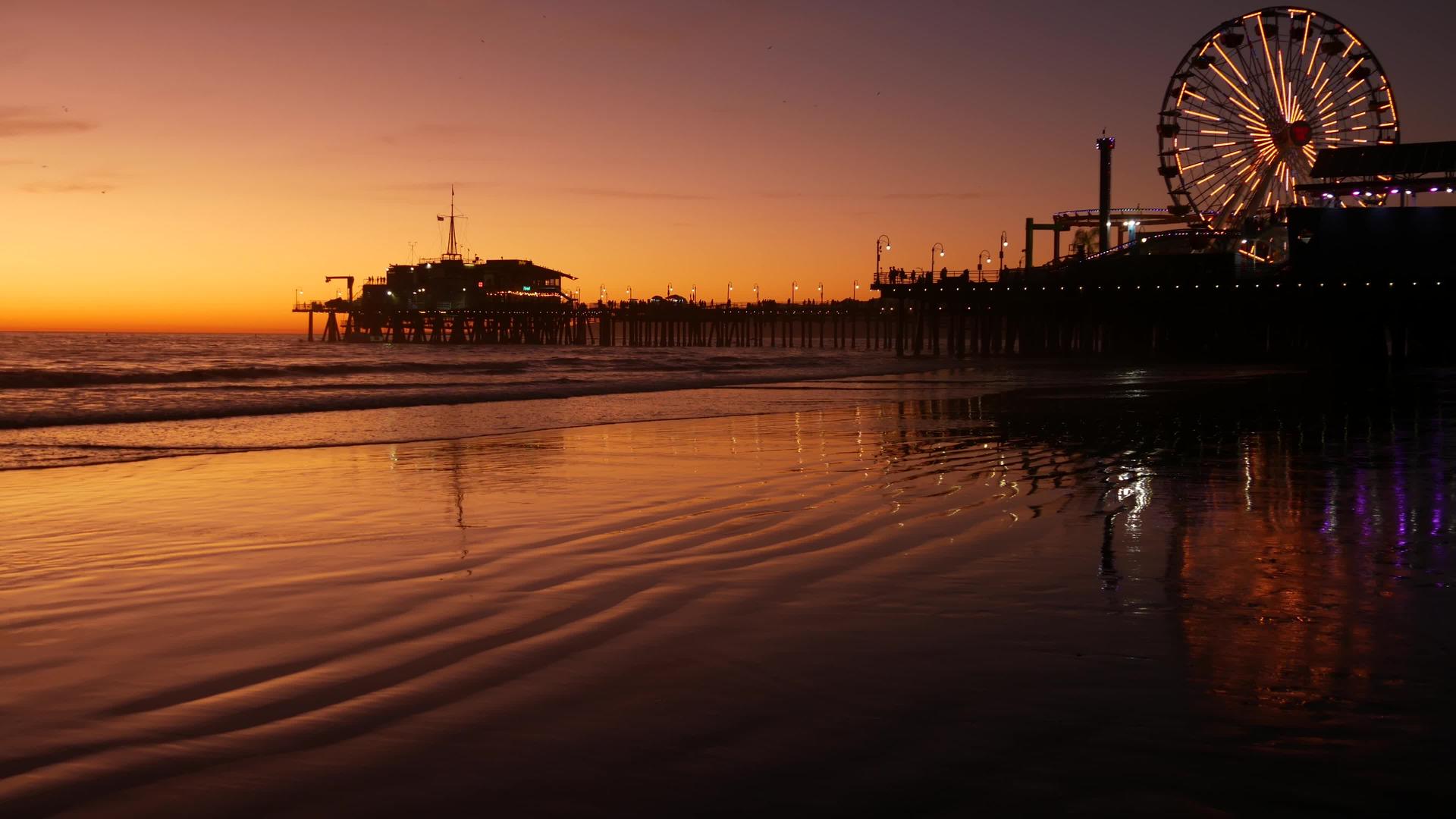 加州夏季在圣塔莫尼卡太平洋海滩度假胜地码头的游乐场视频的预览图