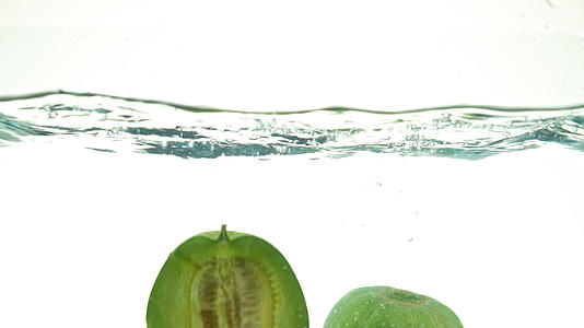 蜜瓜落入水中视频的预览图