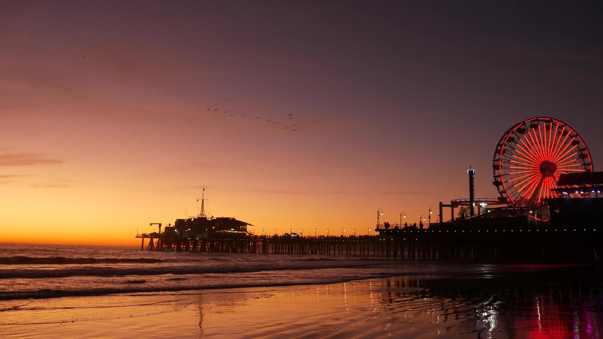 加州夏季在圣塔莫尼卡太平洋海滩度假胜地码头的游乐场视频的预览图