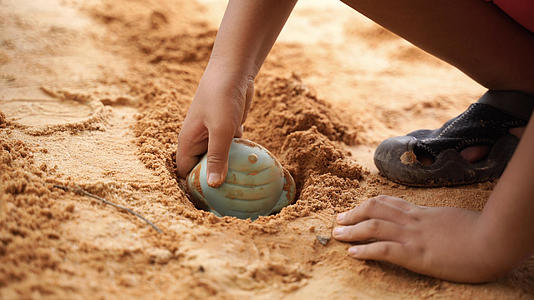 4k夏天孩子在沙地里开心的玩沙泥巴视频的预览图