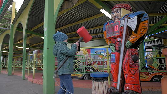 小男孩在游乐园玩具锤游戏慢动作场景vienna视频的预览图