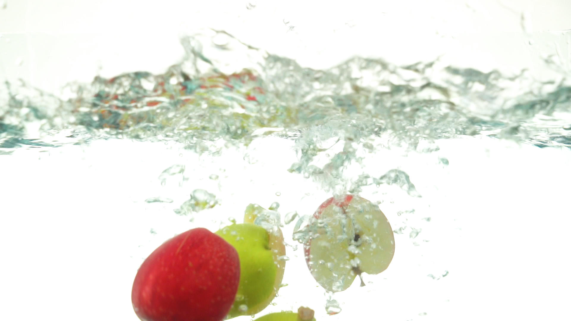 切开的水果落入水中视频的预览图